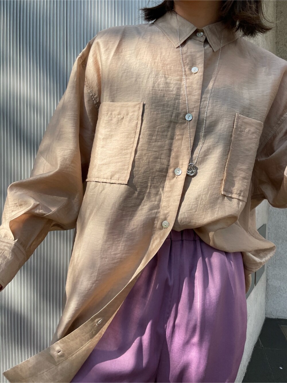 ベージュ系のシャツ/ブラウス、パープル系のその他パンツ、ブラック系のサンダルを着用したレディースの春コーディネートの4枚目の写真