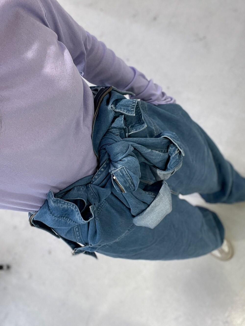 ブルー系のつなぎ/オールインワン、パープル系のTシャツ/カットソーを着用したレディースの冬コーディネートの2枚目の写真