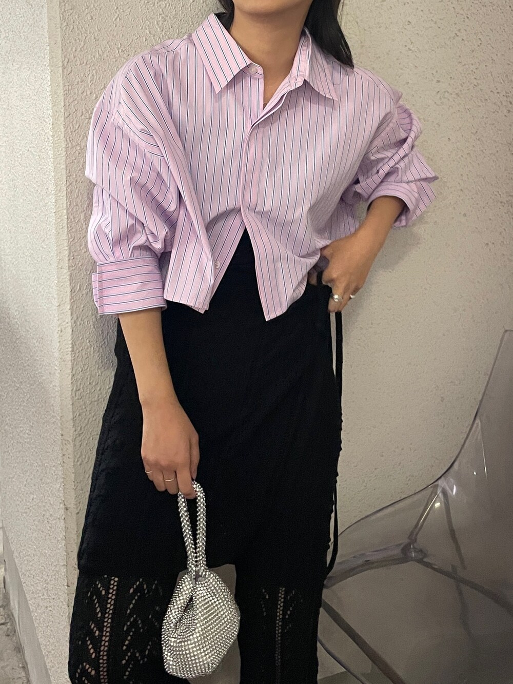 ブラック系のその他パンツ、その他のシャツ/ブラウス、シルバー系のハンドバッグを着用したレディースの冬コーディネートの4枚目の写真