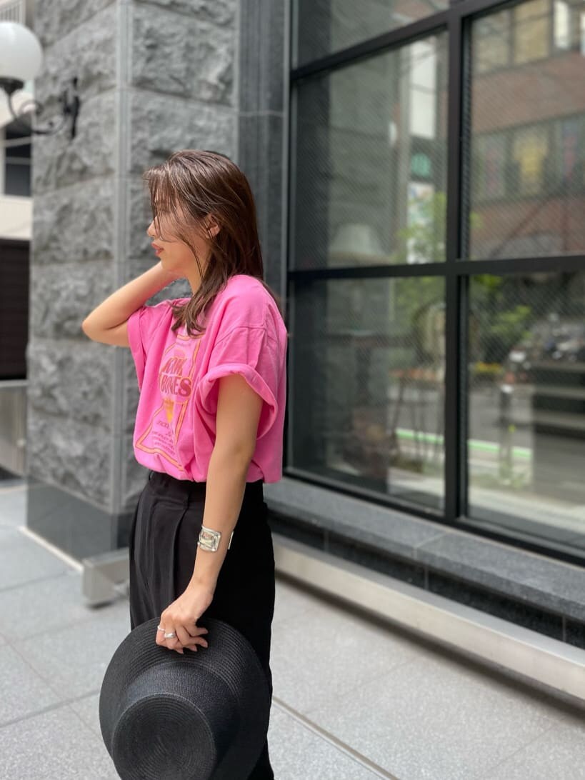 ブラック系のその他パンツ、ピンク系のTシャツ/カットソー、ブラック系のハットを着用したレディースの夏コーディネートの6枚目の写真