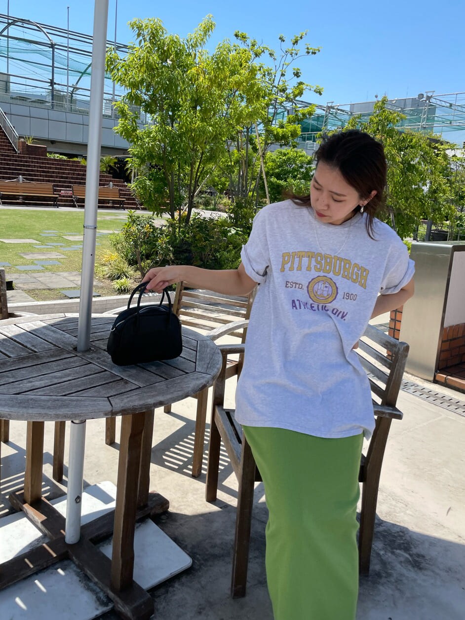 ブラック系のサンダル、ブラック系のハンドバッグ、グレー系のTシャツ/カットソーを着用したレディースの春コーディネートの5枚目の写真