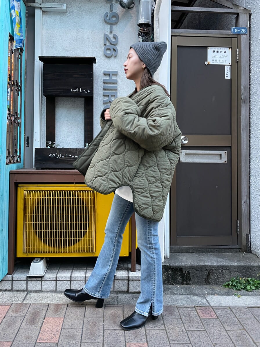 ブラック系のブーツ、ブルー系のデニムパンツ、ホワイト系のTシャツ/カットソーを着用したレディースの夏コーディネートの2枚目の写真