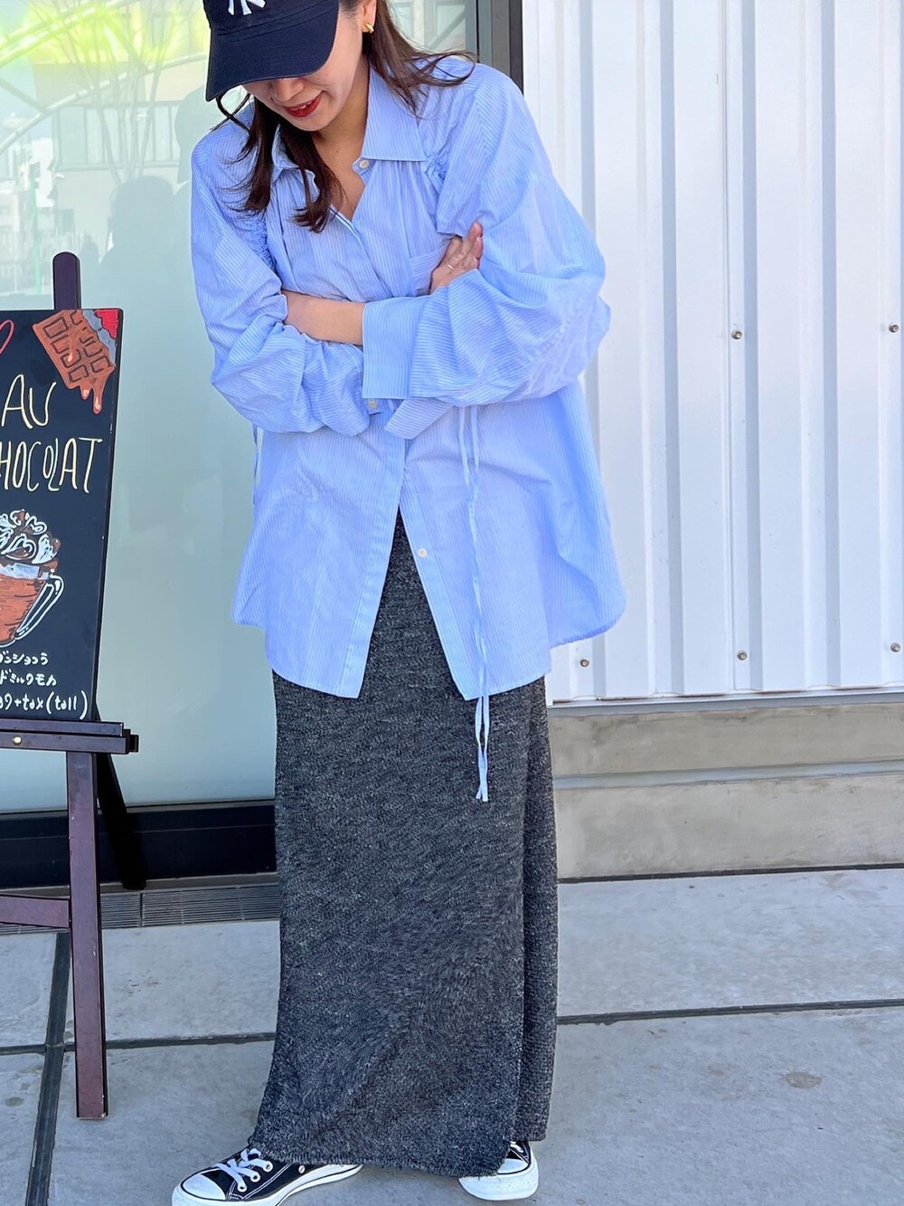 その他のシャツ/ブラウス、グレー系のスカートを着用したレディースの冬コーディネートの5枚目の写真