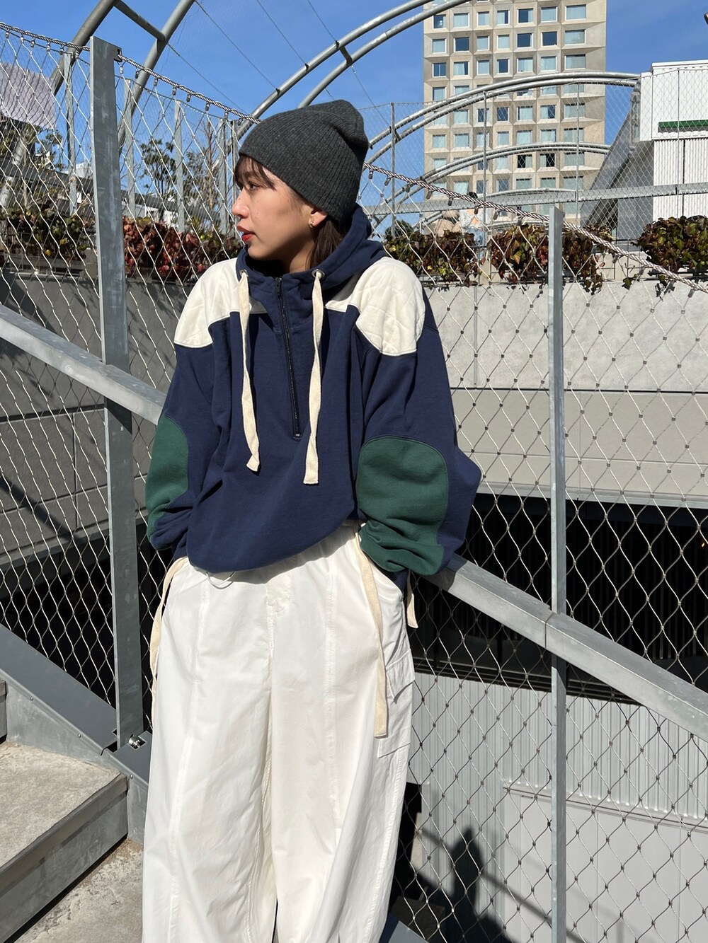 ホワイト系のカーゴパンツ、ブルー系のパーカー、グレー系のニットキャップ/ビーニーを着用したレディースの冬コーディネートの4枚目の写真