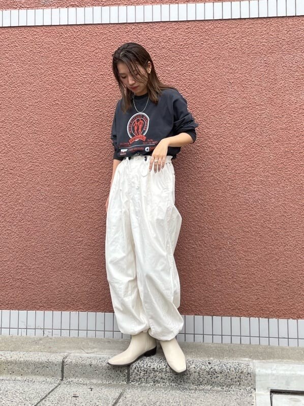 ホワイト系のその他パンツ、ホワイト系のその他パンツ、グレー系のTシャツ/カットソーを着用したレディースの夏コーディネートの6枚目の写真