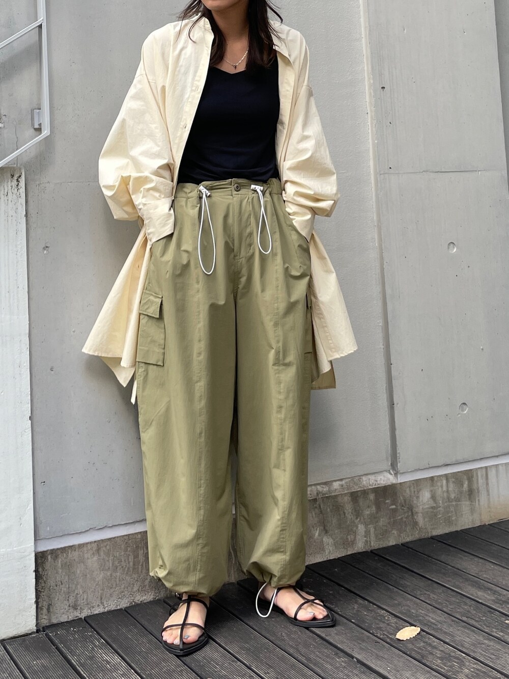 グリーン系のカーゴパンツ、イエロー系のシャツ/ブラウス、ブラック系のサンダルを着用したレディースの秋コーディネートの5枚目の写真