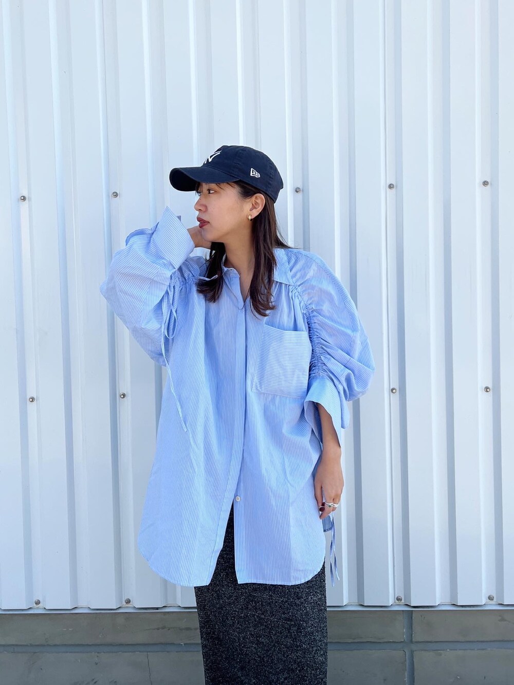 その他のシャツ/ブラウス、グレー系のスカートを着用したレディースの冬コーディネートの6枚目の写真