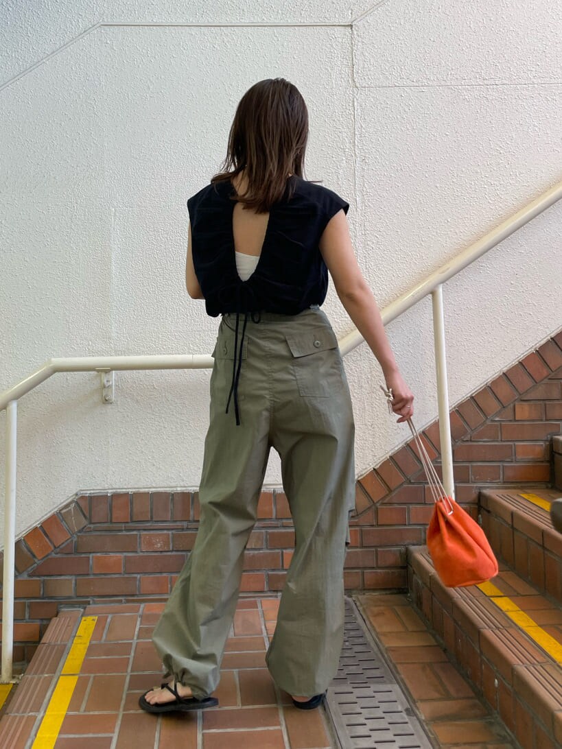 ブラック系のサンダル、オレンジ系のハンドバッグ、ベージュ系のその他パンツを着用したレディースの春コーディネートの8枚目の写真