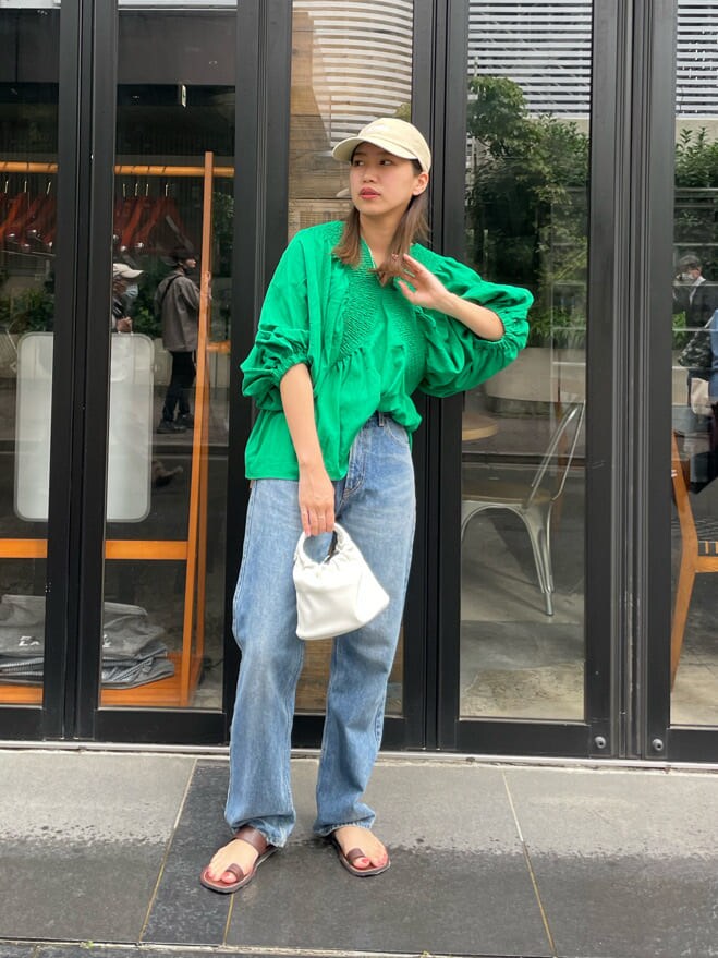 グリーン系のシャツ/ブラウス、ブラウン系のサンダル、ブルー系のデニムパンツを着用したレディースの夏コーディネートの6枚目の写真