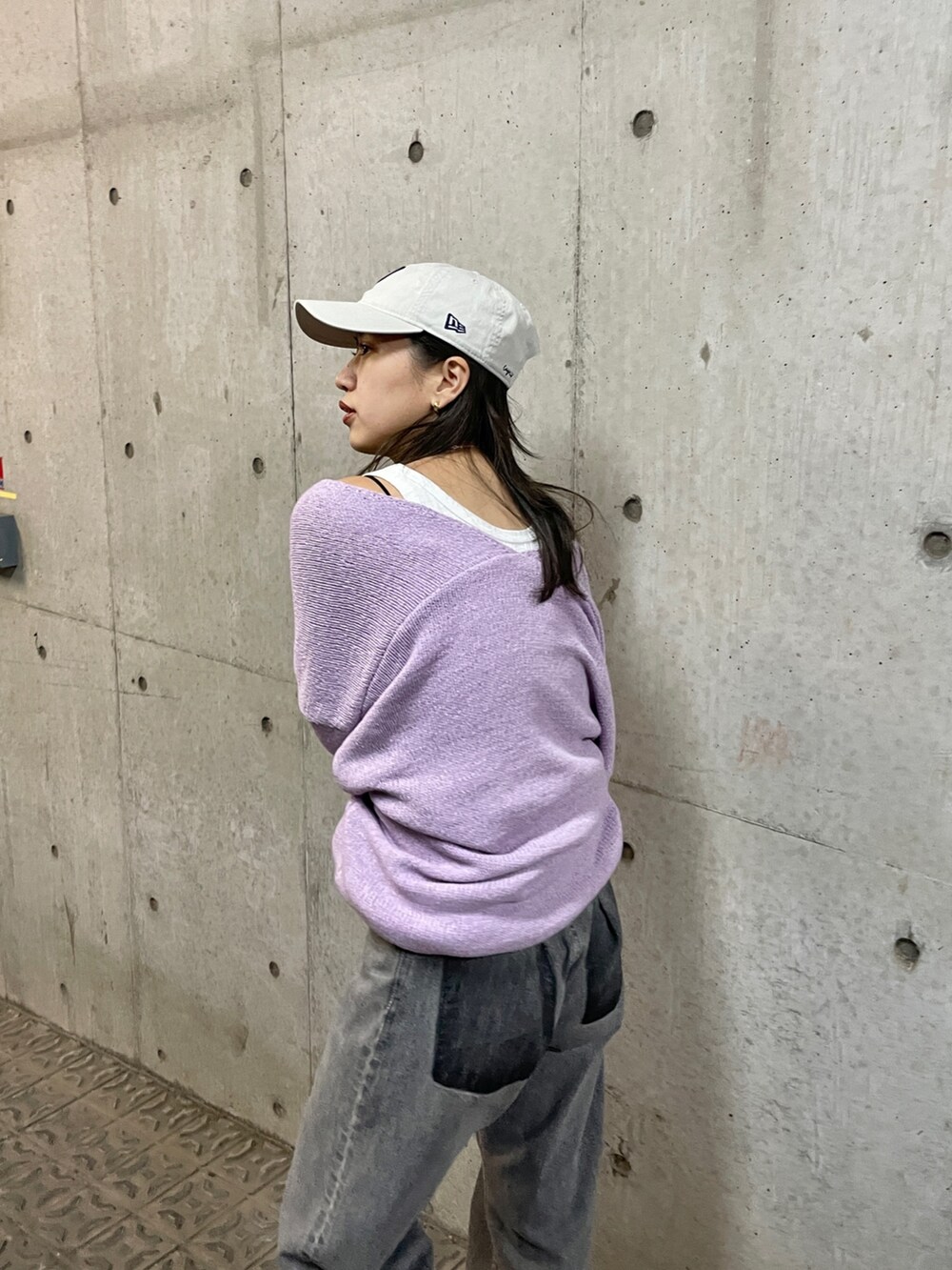 パープル系のニット/セーター、ブラック系のデニムパンツ、ホワイト系のタンクトップを着用したレディースの冬コーディネートの9枚目の写真