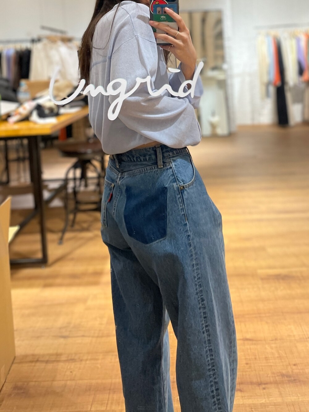 ブルー系のデニムパンツ、ブルー系のニット/セーターを着用したレディースの春コーディネートの3枚目の写真