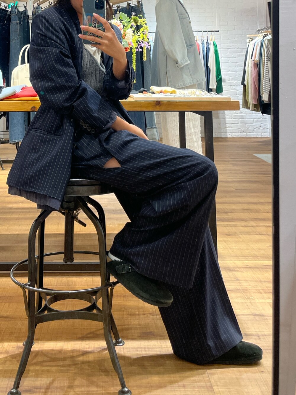 その他のその他パンツ、その他のテーラードジャケット、グレー系のニット/セーターを着用したレディースの冬コーディネートの6枚目の写真