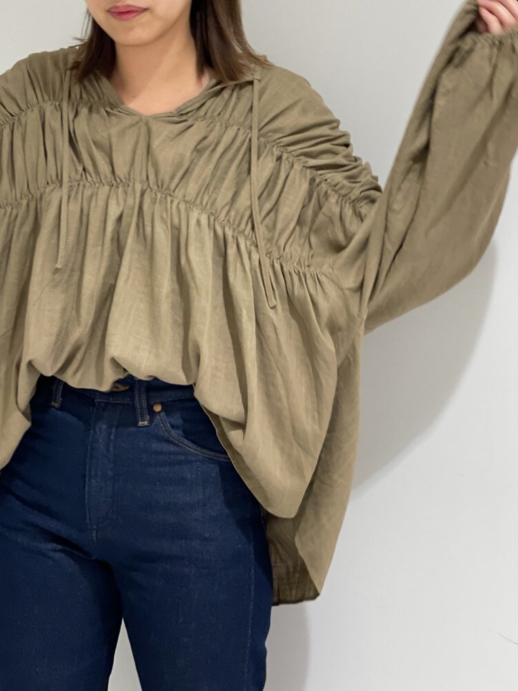 ベージュ系のシャツ/ブラウス、ブラウン系のサンダル、ブルー系のデニムパンツを着用したレディースの春コーディネートの4枚目の写真