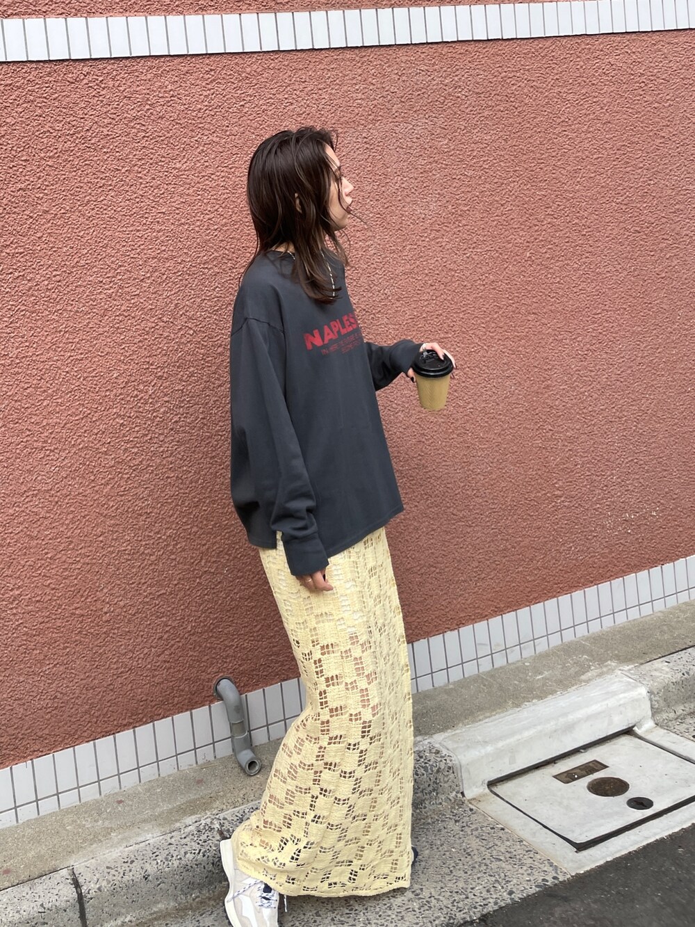 イエロー系のスカート、グレー系のTシャツ/カットソーを着用したレディースの冬コーディネートの5枚目の写真