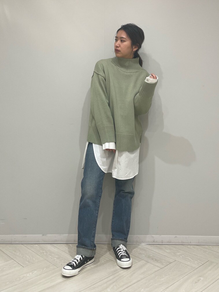 ブルー系のデニムパンツを着用したレディースの冬コーディネートの3枚目の写真