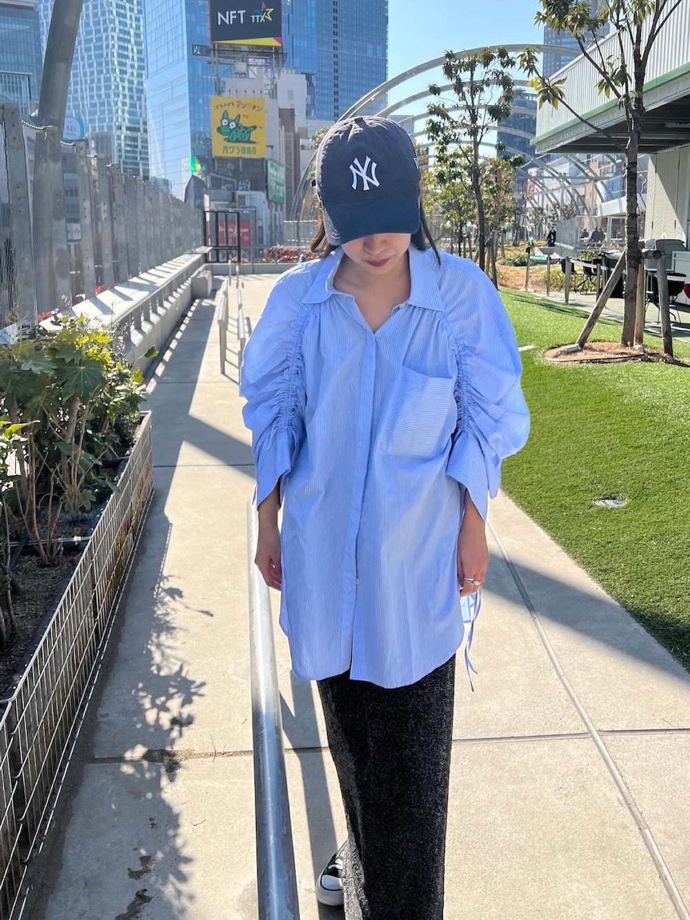 その他のシャツ/ブラウス、グレー系のスカートを着用したレディースの冬コーディネートの3枚目の写真