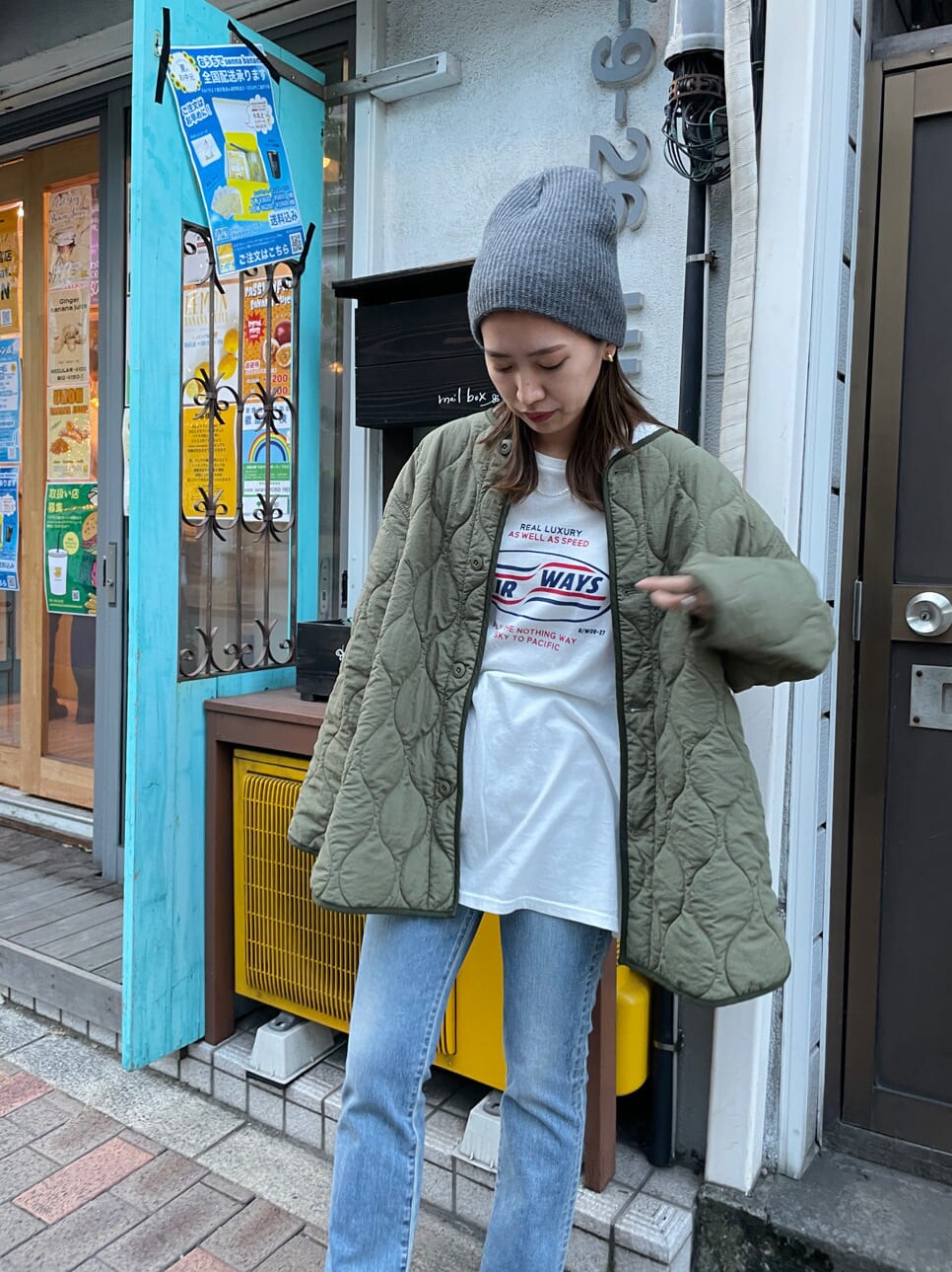 ブラック系のブーツ、ブルー系のデニムパンツ、ホワイト系のTシャツ/カットソーを着用したレディースの夏コーディネートの8枚目の写真