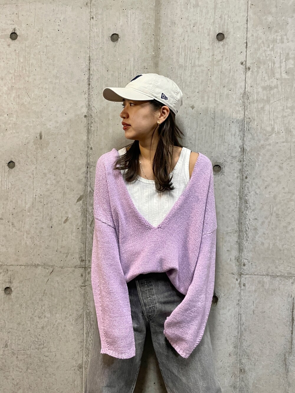 パープル系のニット/セーター、ブラック系のデニムパンツ、ホワイト系のタンクトップを着用したレディースの冬コーディネートの8枚目の写真