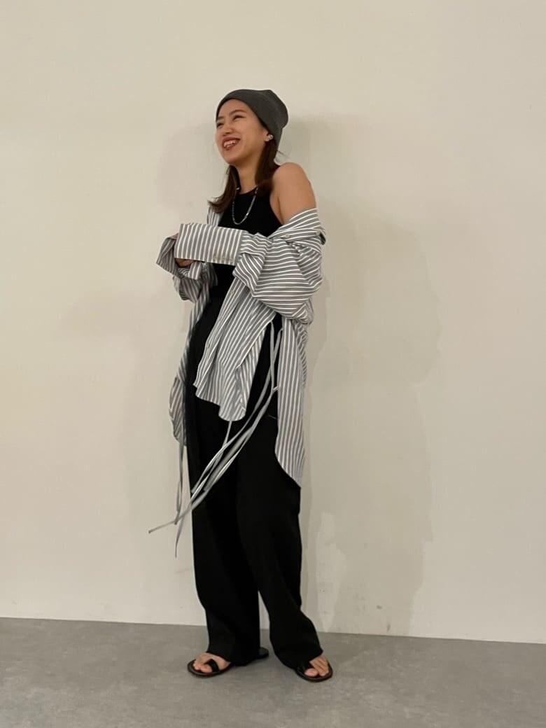 ブルー系のシャツ/ブラウス、ブラック系のその他パンツ、ブラック系のサンダルを着用したレディースの春コーディネートの3枚目の写真