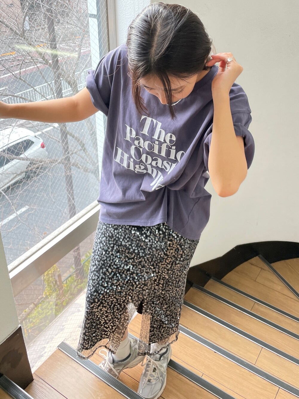 ブルー系のTシャツ/カットソー、ブラック系のスカートを着用したレディースの春コーディネートの3枚目の写真