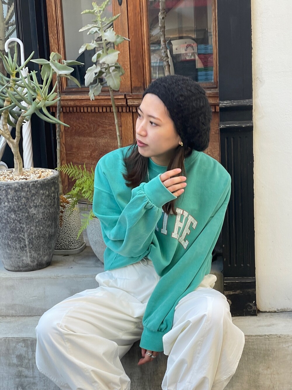 ホワイト系のカーゴパンツ、グリーン系のTシャツ/カットソーを着用したレディースの冬コーディネートの4枚目の写真