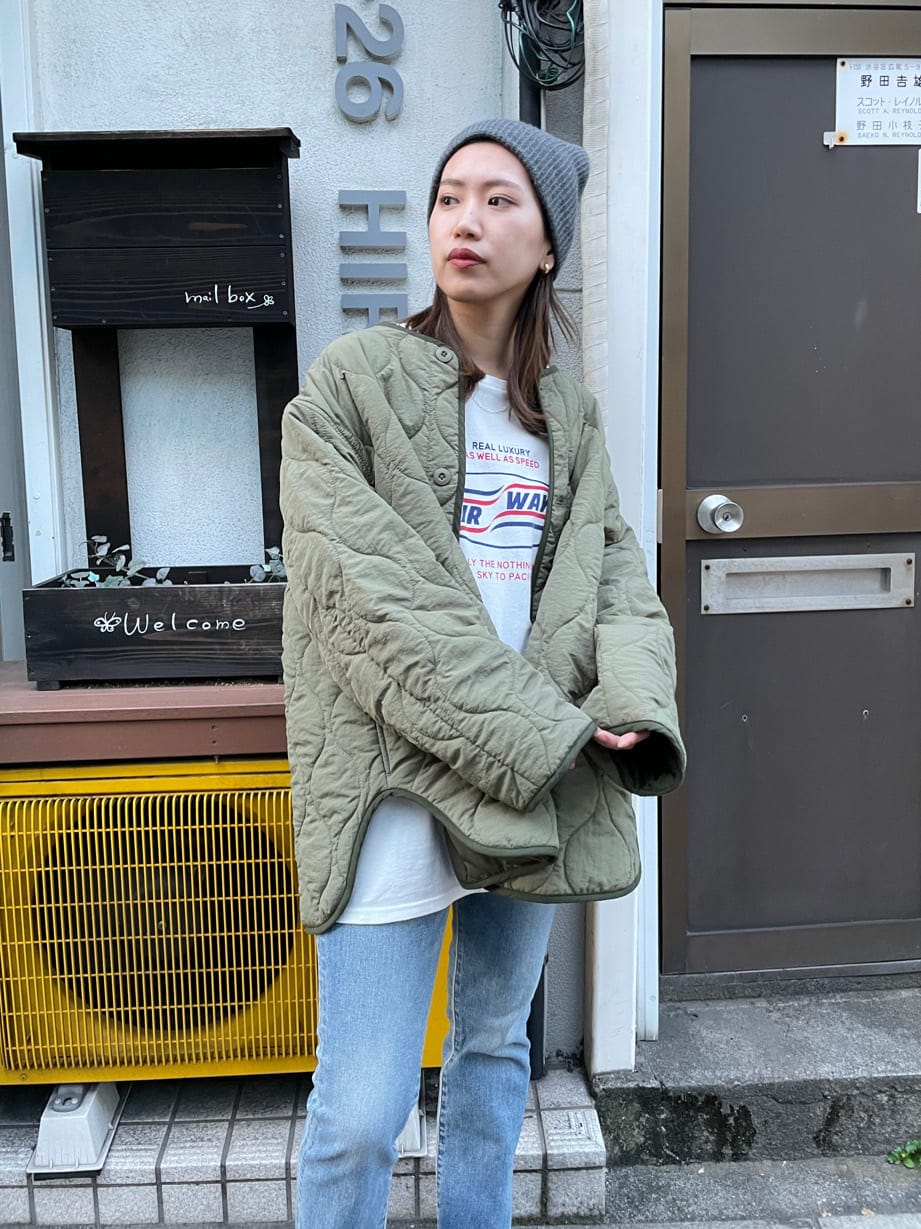 ブラック系のブーツ、ブルー系のデニムパンツ、ホワイト系のTシャツ/カットソーを着用したレディースの夏コーディネートの9枚目の写真