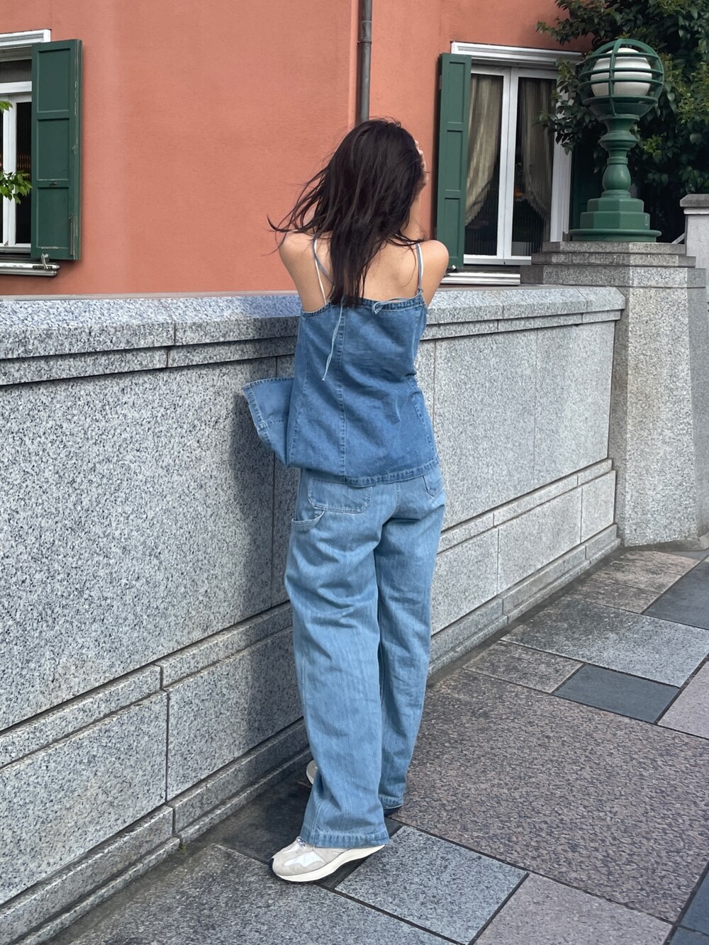 ブルー系のデニムパンツ、ブルー系のキャミソールを着用したレディースの春コーディネートの4枚目の写真