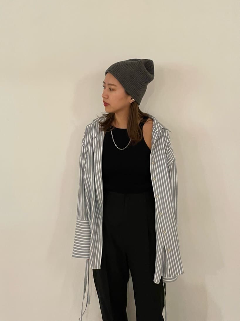 ブルー系のシャツ/ブラウス、ブラック系のその他パンツ、ブラック系のサンダルを着用したレディースの春コーディネートの6枚目の写真