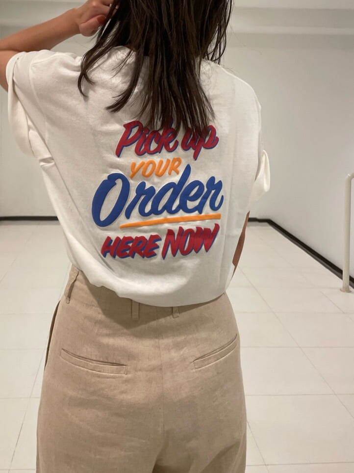 ブラウン系のシャツ/ブラウス、ホワイト系のその他パンツを着用したレディースの夏コーディネートの8枚目の写真