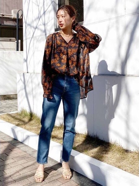 その他のサンダルを着用したレディースの春コーディネートの2枚目の写真