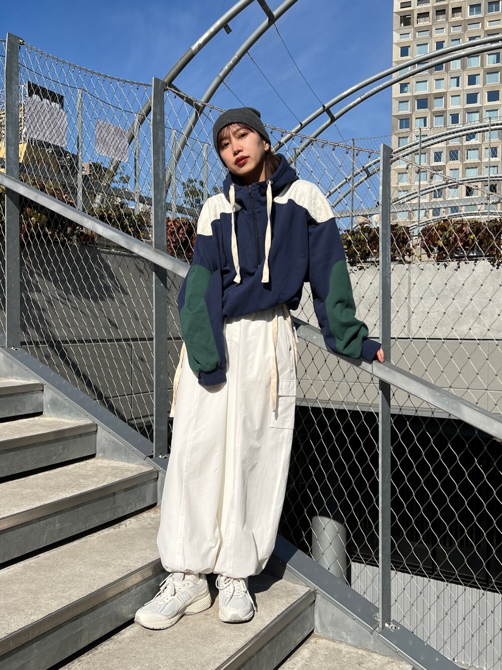 ホワイト系のカーゴパンツ、ブルー系のパーカー、グレー系のニットキャップ/ビーニーを着用したレディースの冬コーディネートの2枚目の写真