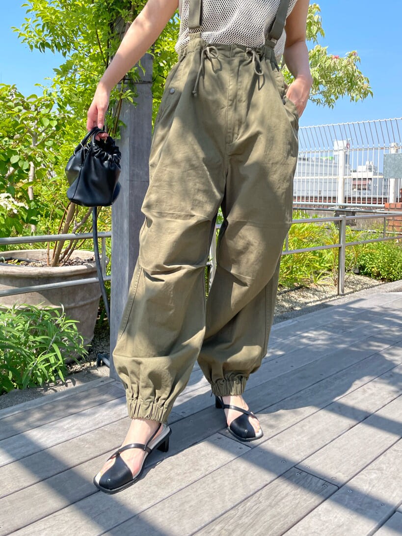 ベージュ系のサロペット/オーバーオール、ブラック系のサンダル、ブラック系のハンドバッグを着用したレディースの春コーディネートの6枚目の写真