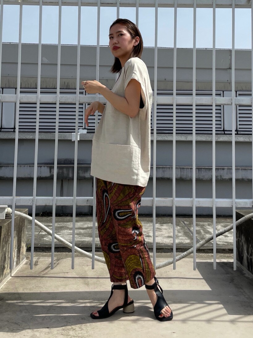 グリーン系のその他パンツ、ブラック系のサンダル、ホワイト系のシャツ/ブラウスを着用したレディースの春コーディネートの3枚目の写真