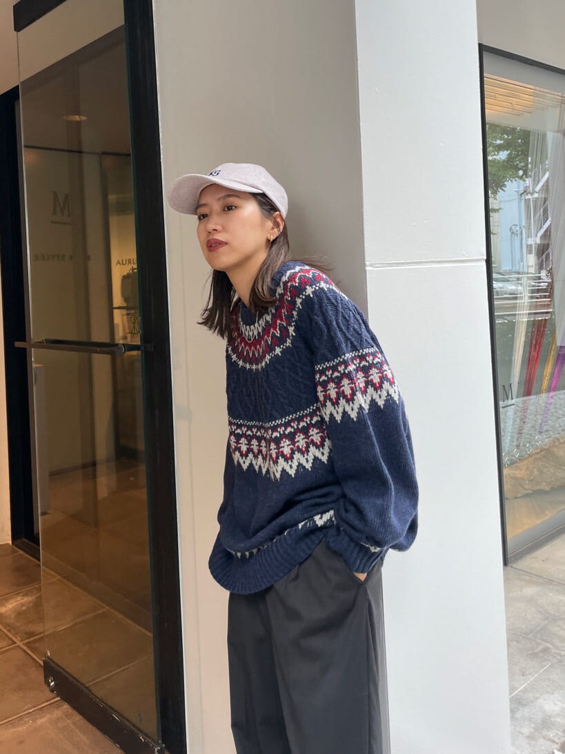 グレー系のスラックス、ブルー系のニット/セーター、グレー系のキャップを着用したレディースの秋コーディネートの6枚目の写真