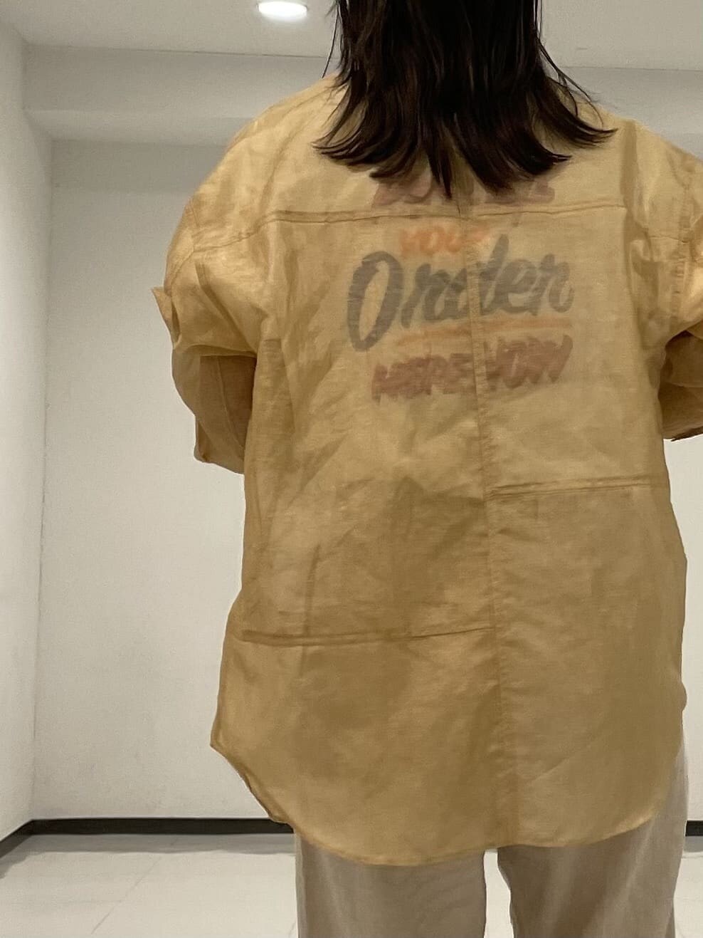 ブラウン系のシャツ/ブラウス、ホワイト系のその他パンツを着用したレディースの夏コーディネートの4枚目の写真