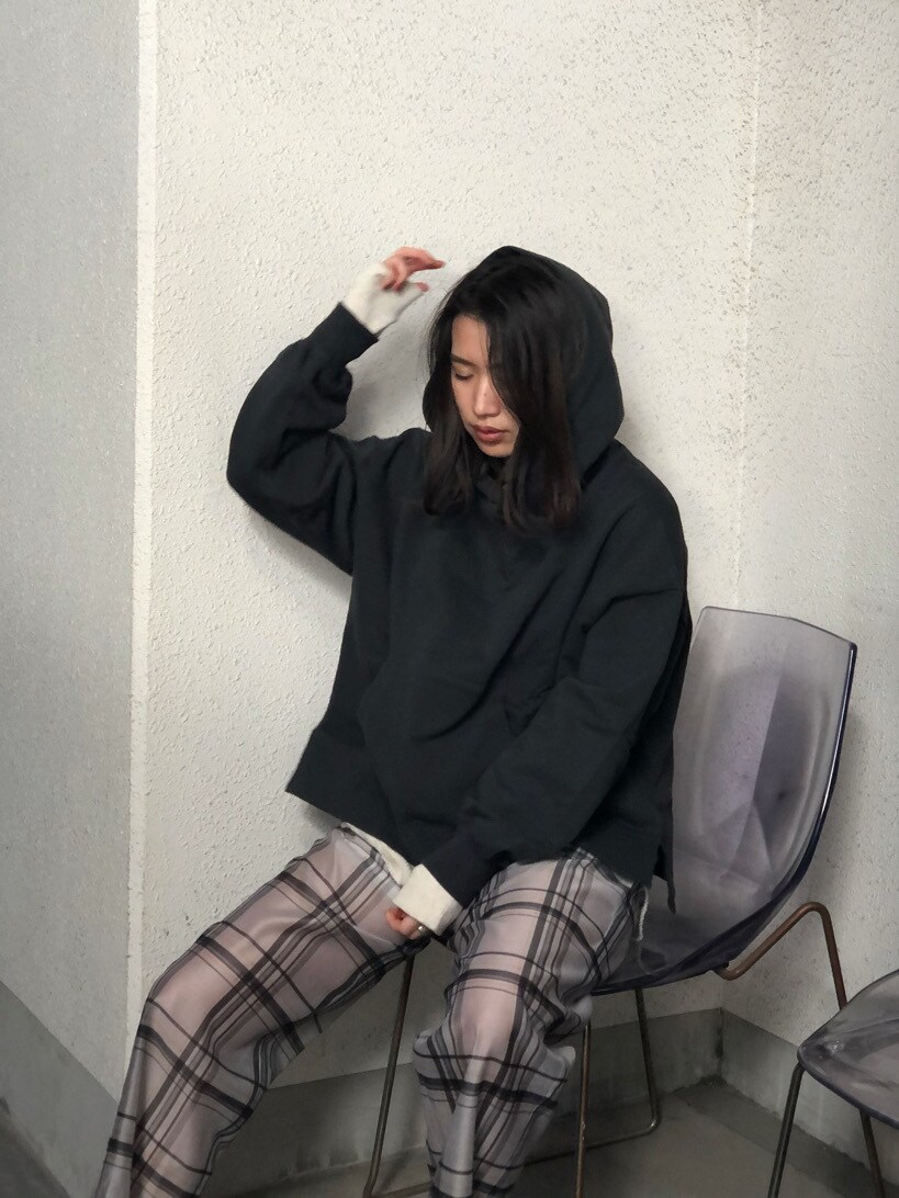 グレー系のパーカー、ホワイト系のTシャツ/カットソーを着用したレディースの冬コーディネートの2枚目の写真