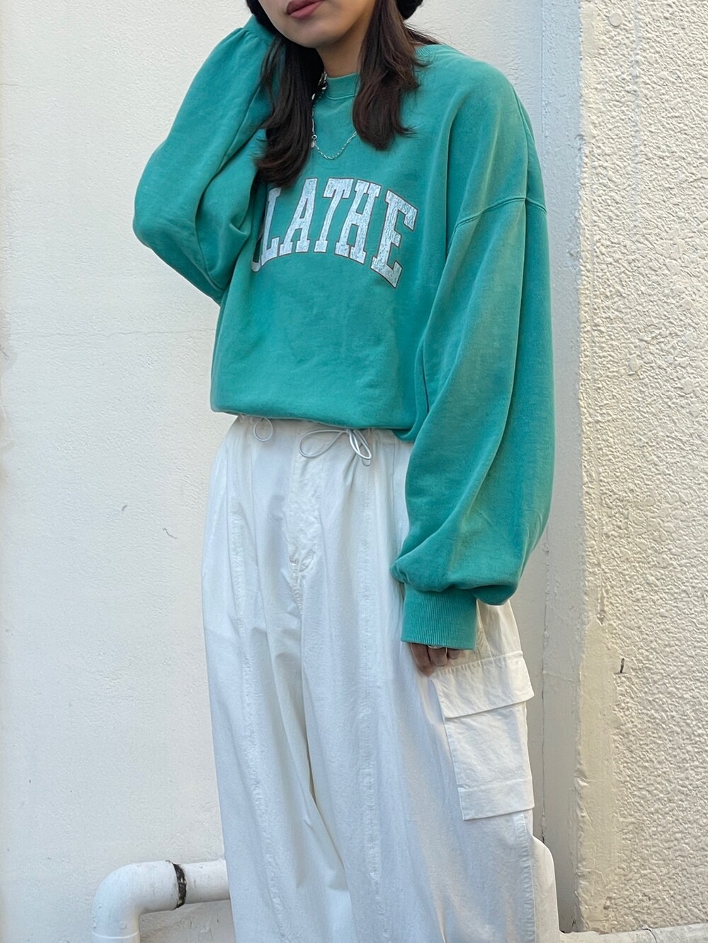 ホワイト系のカーゴパンツ、グリーン系のTシャツ/カットソーを着用したレディースの冬コーディネートの7枚目の写真