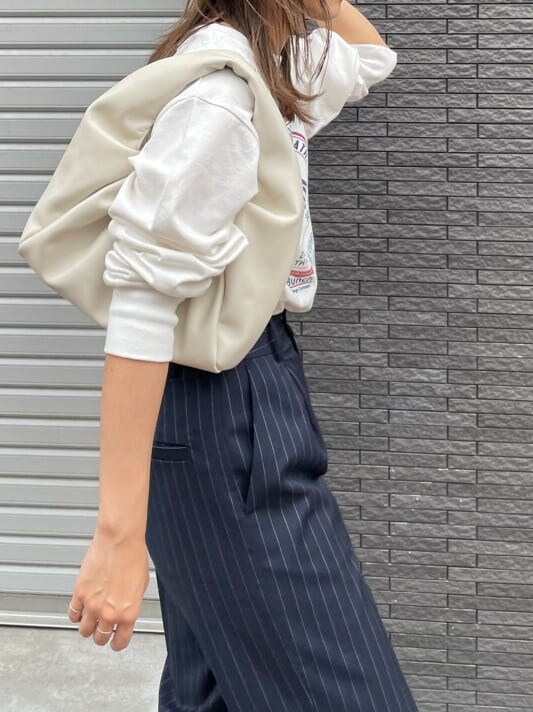 その他のスラックス、ホワイト系のTシャツ/カットソー、ホワイト系のハンドバッグを着用したレディースの夏コーディネートの6枚目の写真