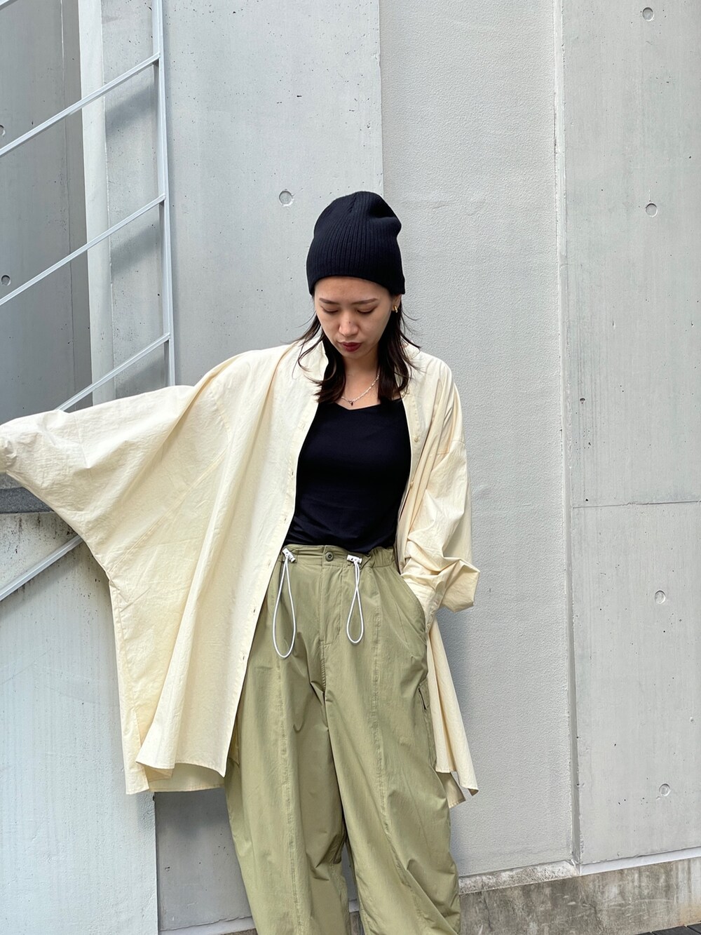 グリーン系のカーゴパンツ、イエロー系のシャツ/ブラウス、ブラック系のサンダルを着用したレディースの秋コーディネートの6枚目の写真