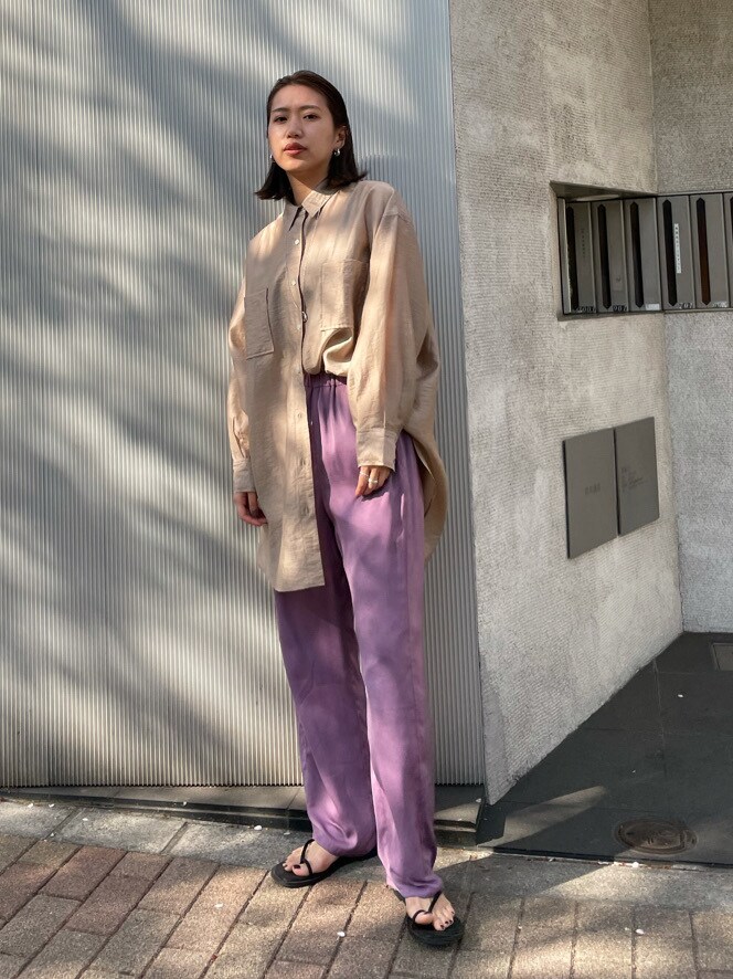 ベージュ系のシャツ/ブラウス、パープル系のその他パンツ、ブラック系のサンダルを着用したレディースの春コーディネートの2枚目の写真