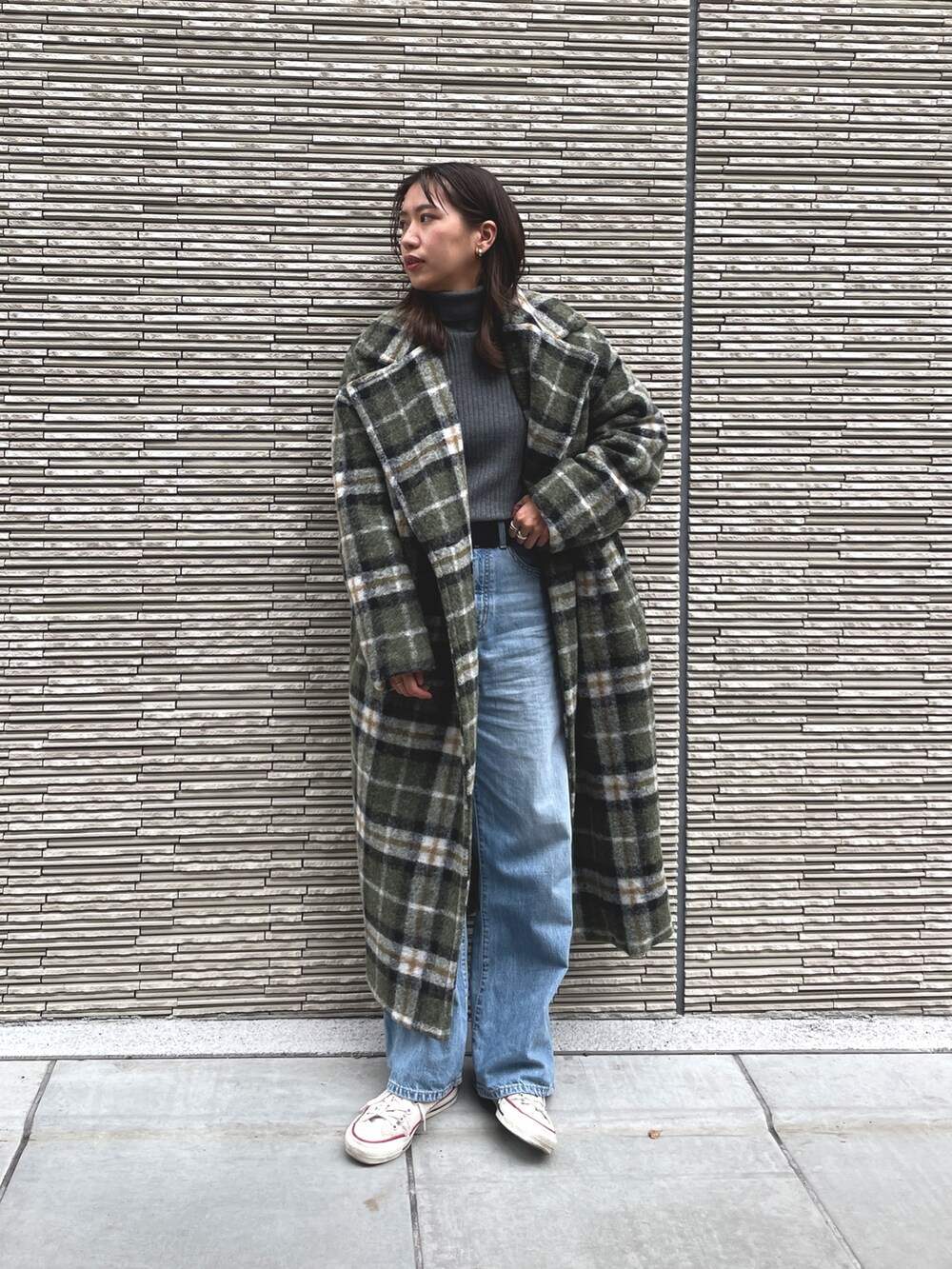 その他のチェスターコート、ブルー系のデニムパンツ、グレー系のニット/セーターを着用したレディースの秋コーディネートの7枚目の写真