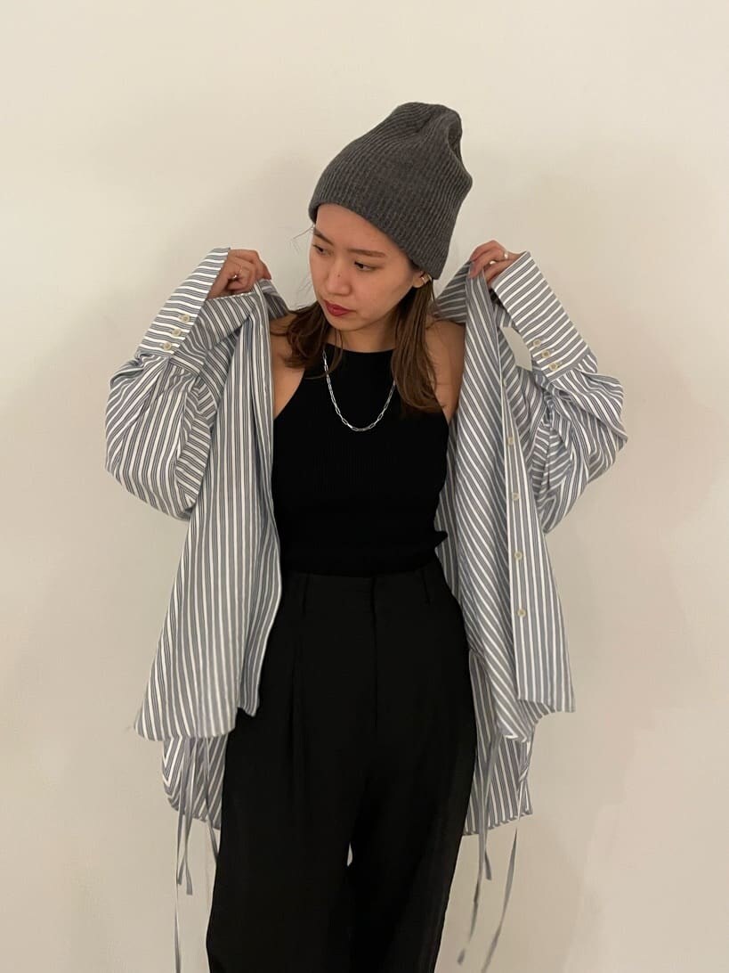 ブルー系のシャツ/ブラウス、ブラック系のその他パンツ、ブラック系のサンダルを着用したレディースの春コーディネートの5枚目の写真