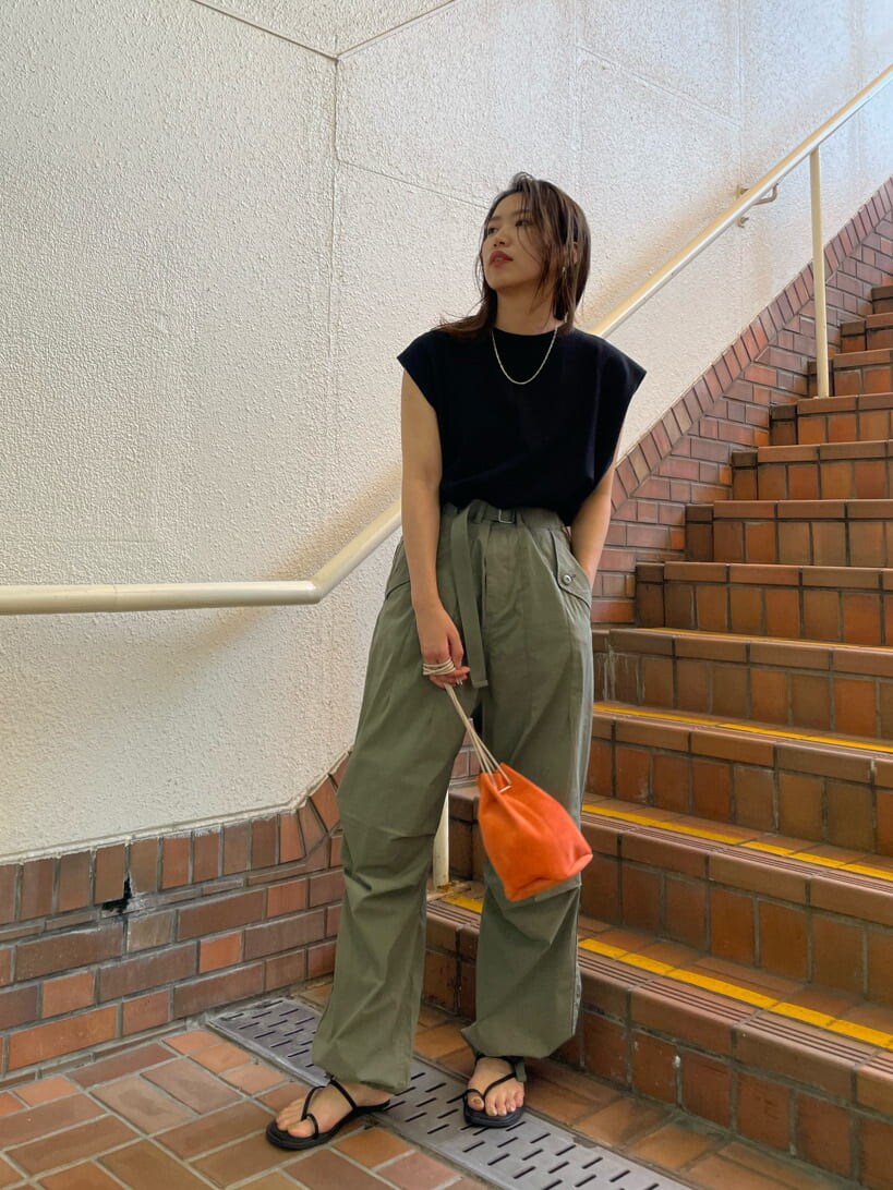 ブラック系のサンダル、オレンジ系のハンドバッグ、ベージュ系のその他パンツを着用したレディースの春コーディネートの3枚目の写真