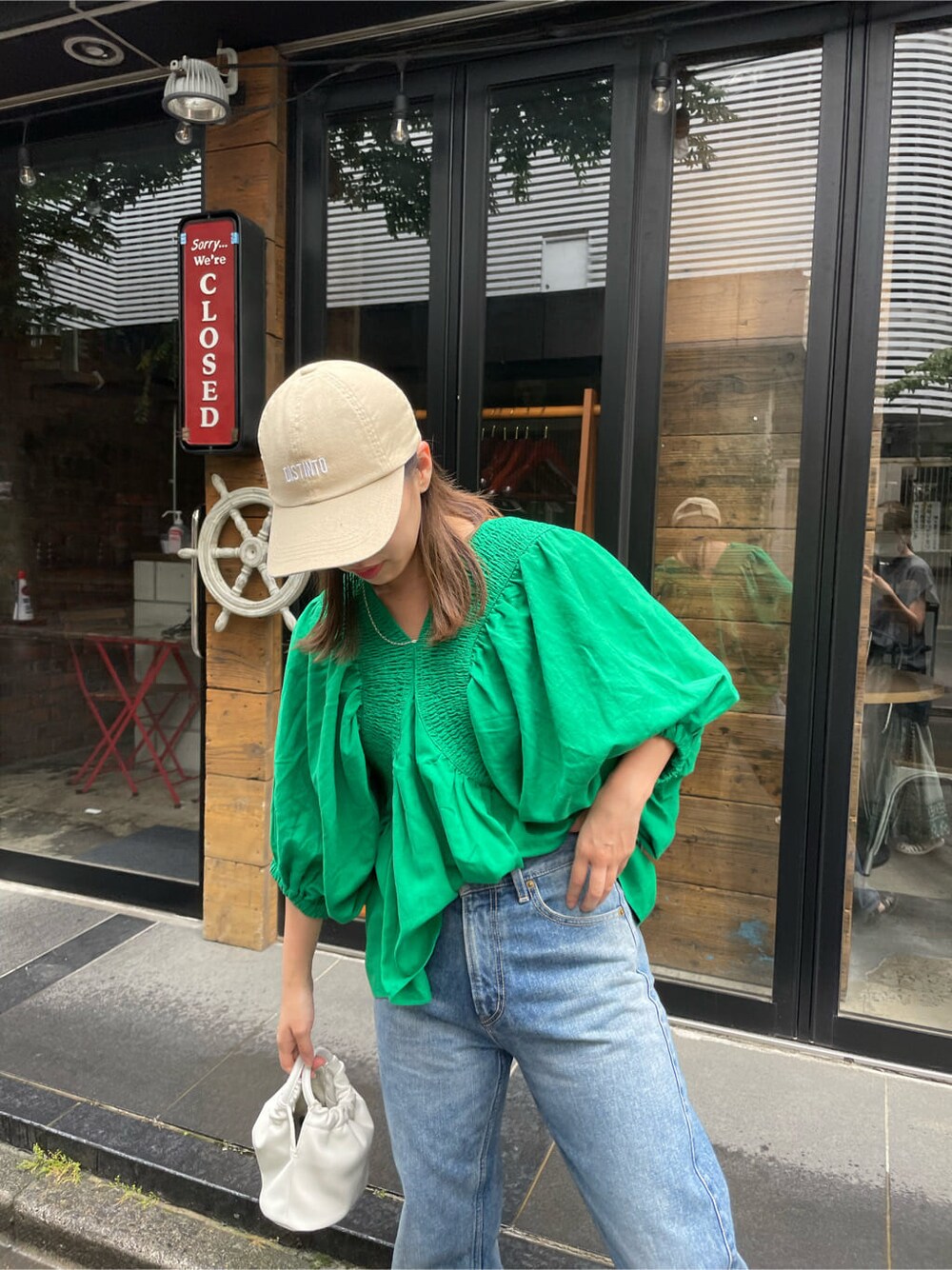 グリーン系のシャツ/ブラウス、ブラウン系のサンダル、ブルー系のデニムパンツを着用したレディースの夏コーディネートの8枚目の写真