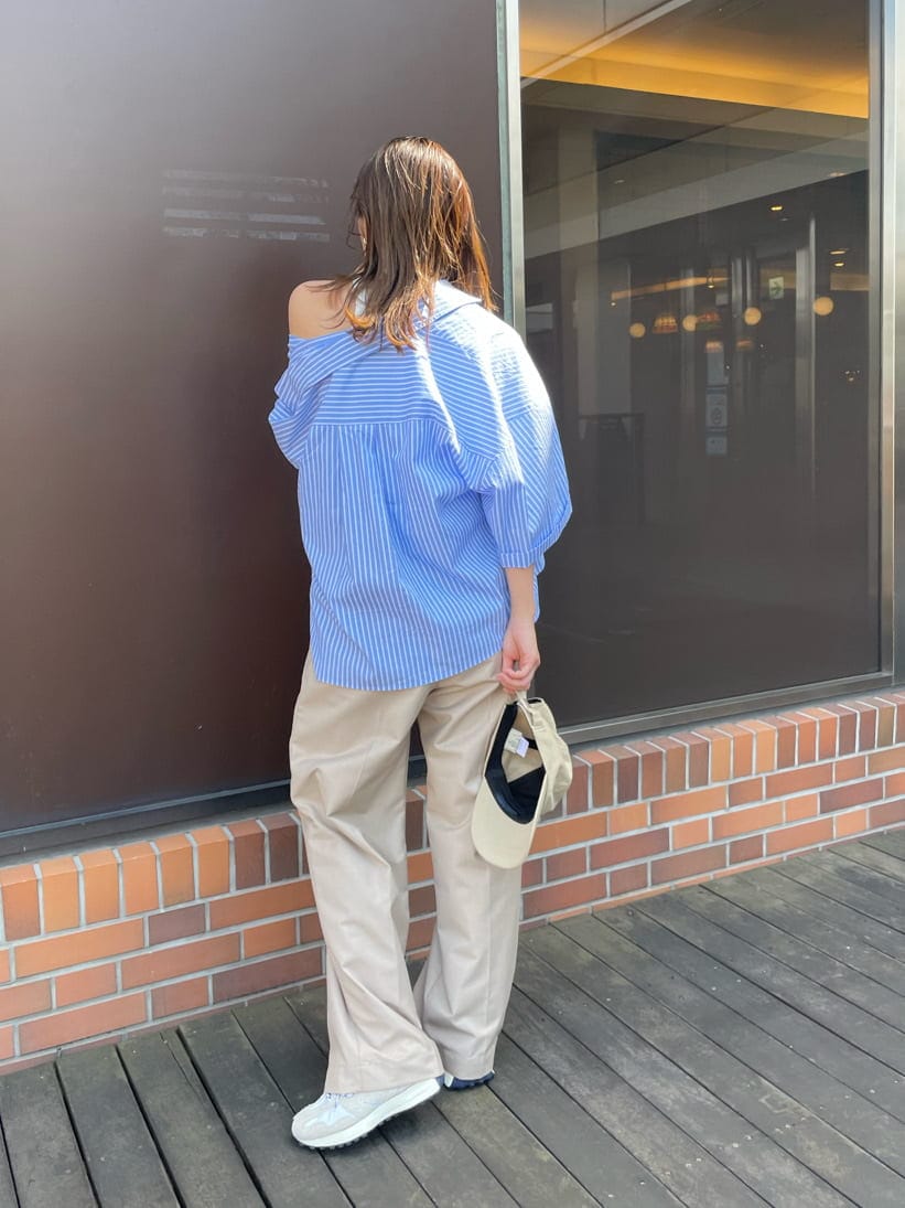 ベージュ系のその他パンツ、ブルー系のシャツ/ブラウス、ホワイト系のタンクトップを着用したレディースの春コーディネートの4枚目の写真