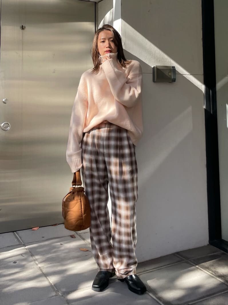 ブラウン系のその他パンツ、ピンク系のニット/セーターを着用したレディースの秋コーディネートの3枚目の写真