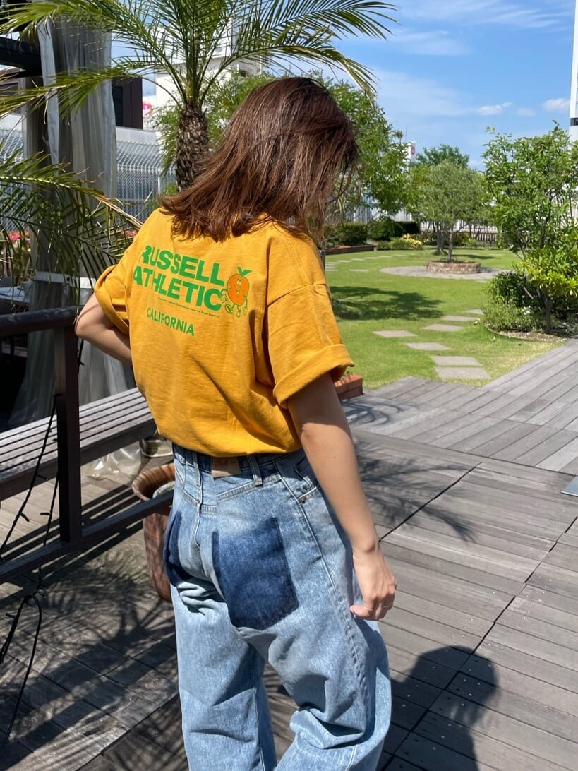 イエロー系のTシャツ/カットソー、ブルー系のデニムパンツを着用したレディースの春コーディネートの5枚目の写真