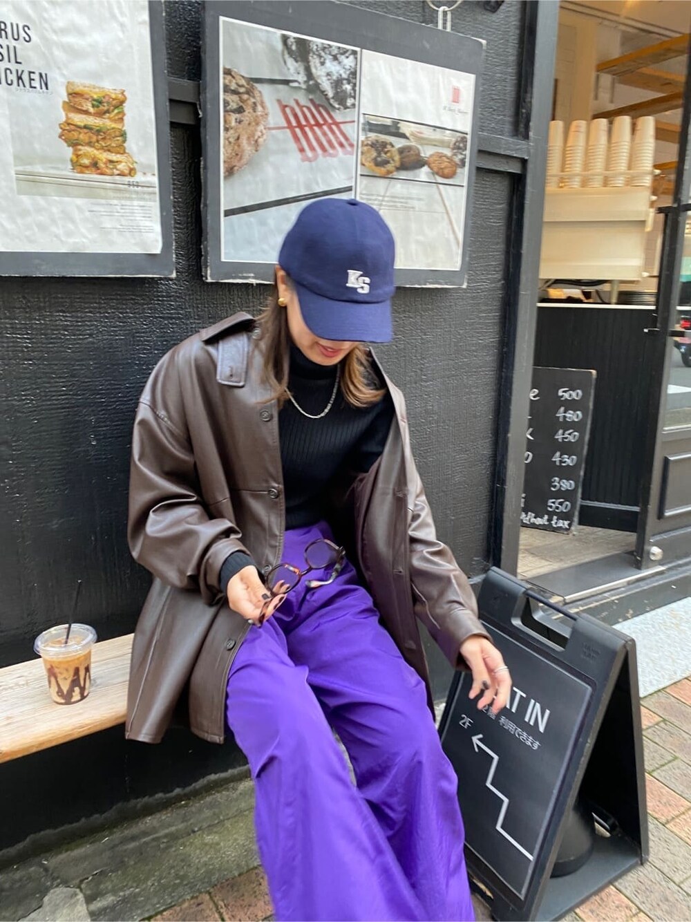 ブラウン系のブルゾン、ブラック系のニット/セーター、パープル系のその他パンツを着用したレディースの秋コーディネートの7枚目の写真