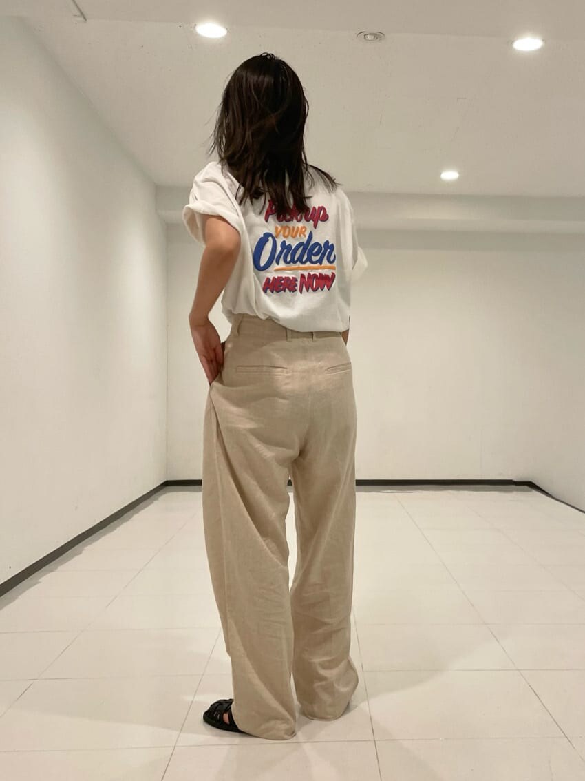 ブラウン系のシャツ/ブラウス、ホワイト系のその他パンツを着用したレディースの夏コーディネートの7枚目の写真