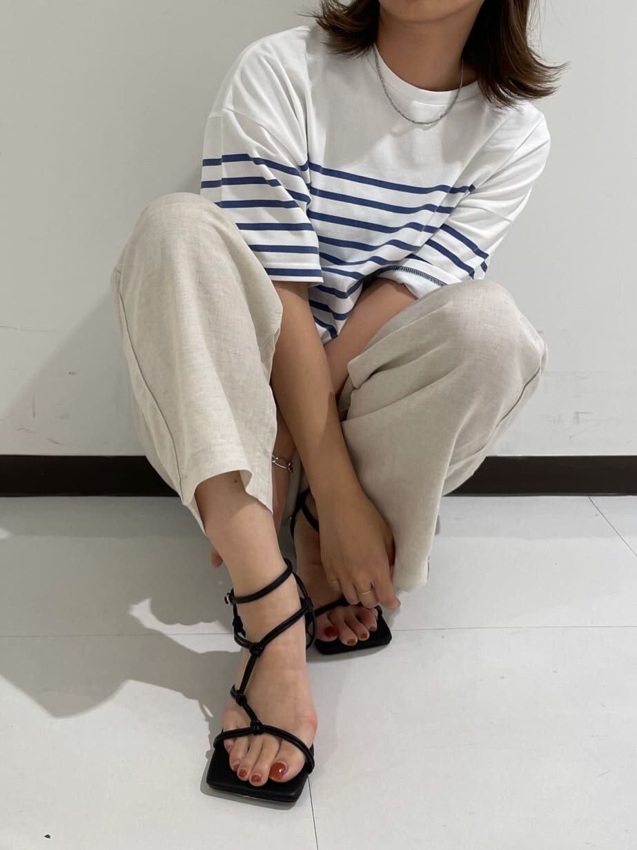 ホワイト系のその他パンツ、ブラック系のサンダル、ブルー系のTシャツ/カットソーを着用したレディースの夏コーディネートの2枚目の写真